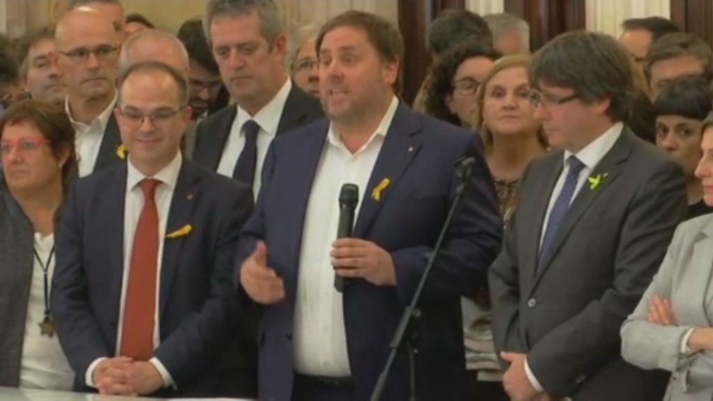 Puigdemont pide paz, civismo y dignidad y Junqueras apela a la "participación de todos"