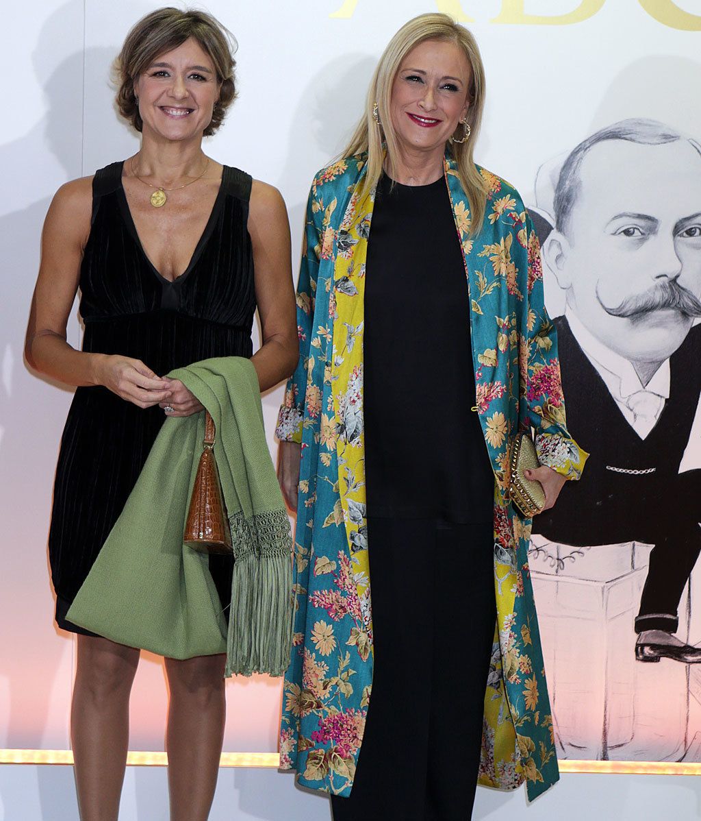 Cristina Cifuentes dio el toque de color a la noche con abrigo estampado de aire oriental, mientras la Ministra de Agricultura y Pesca, prefirió el vestido corto para la gala