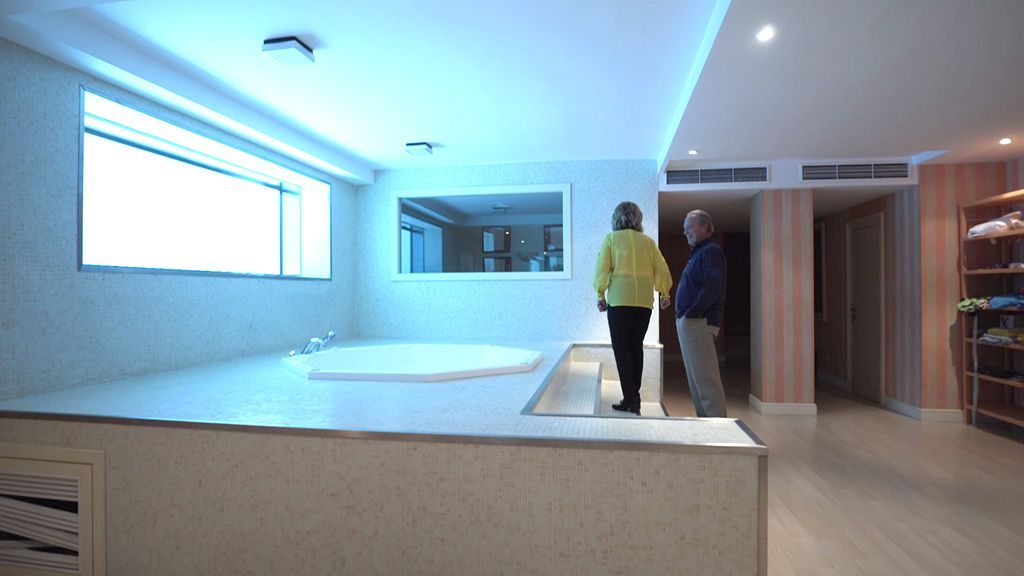 Tiene 12 dormitorios, 15 baños, piscina, ascensor, gimnasio y cine (y está en venta)