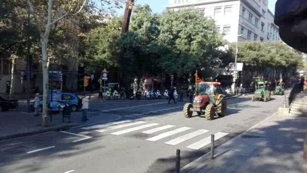 Tractores se unen a la movilización ante el Parlament de Cataluña
