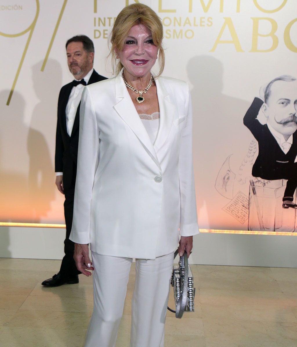 La baronesa Thyssen se decanto por un 'working look' en blanco y bolso plateado a juego
