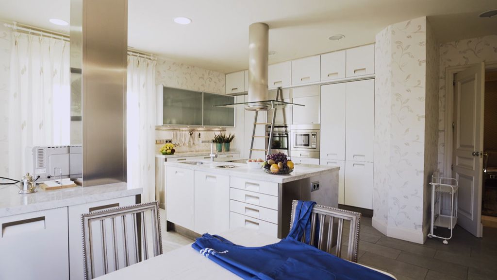 Tiene 12 dormitorios, 15 baños, piscina ascensor, gimnasio y cine (y está en venta)