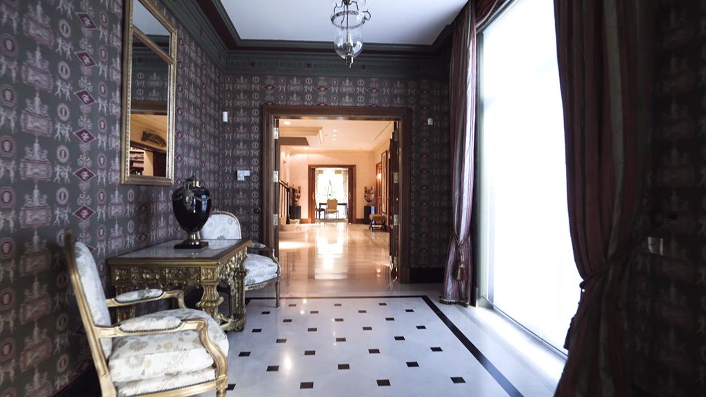 Tiene 12 dormitorios, 15 baños, piscina, ascensor, gimnasio y cine (y está en venta)