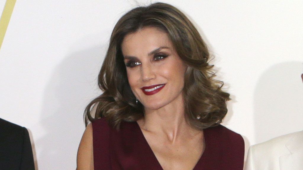 Letizia de España brilla estrenando 'look' en los premios Mariano de Cavia
