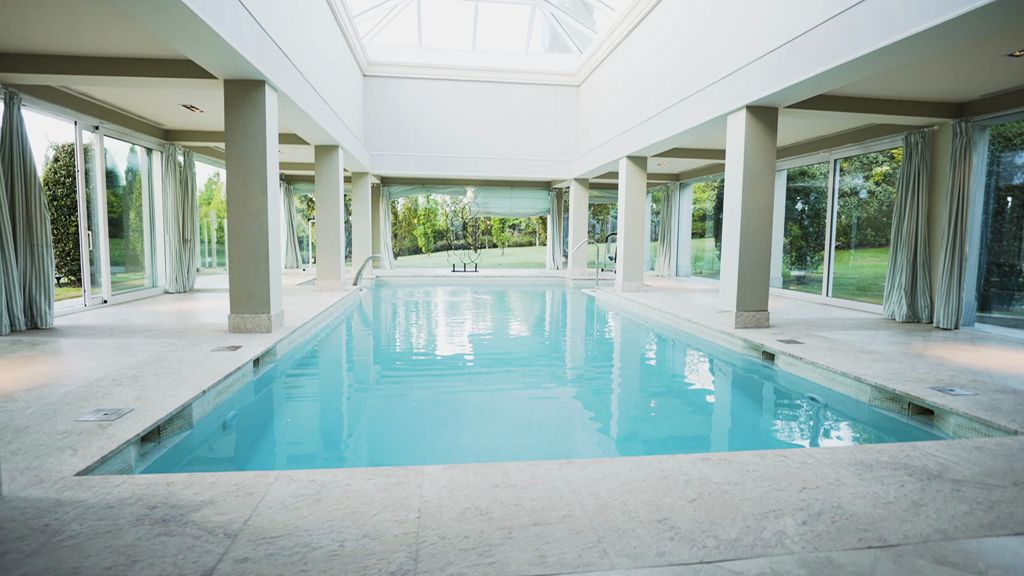 Tiene 12 dormitorios, 15 baños, piscina, ascensor, gimnasio y cine (y está en venta)