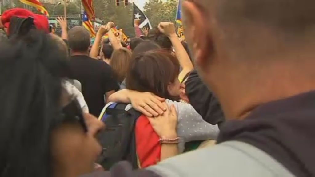 Euforia en las calles tras la declaración de independencia catalana