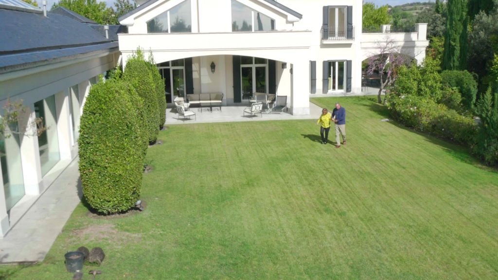 Tiene 12 dormitorios, 15 baños, piscina, ascensor, gimnasio y cine (y está en venta)