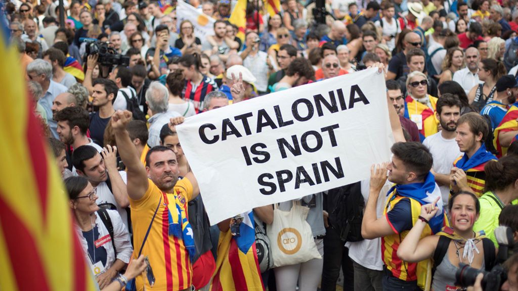 Los independentistas celebran en la calle la ruptura con España y la República catalana