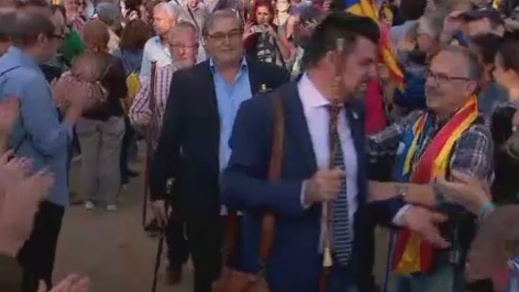 Alcaldes catalanes acuden con sus varas a la concentración ante el Parlament