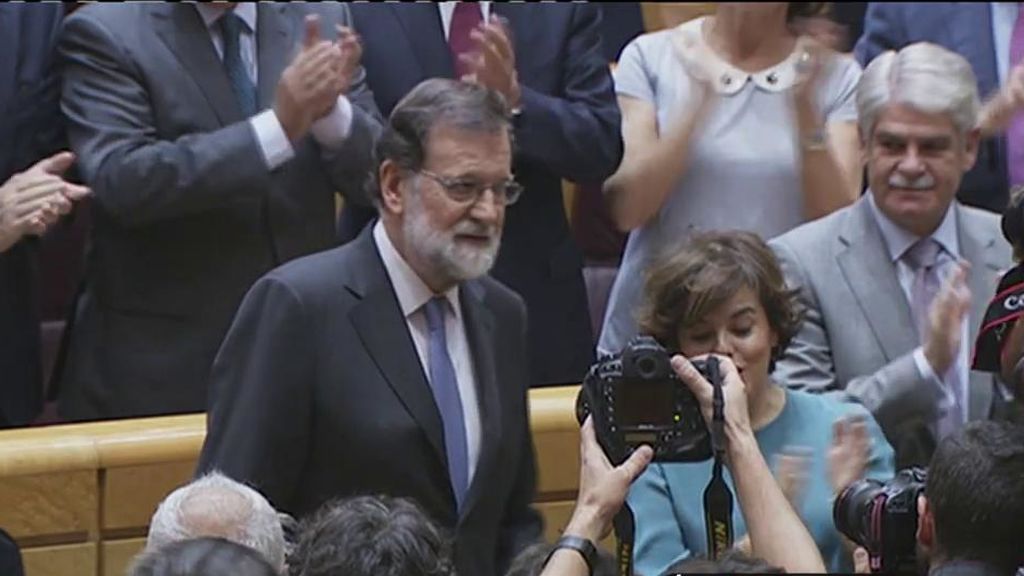 Así fue la ovación cerrada con la que el Senado recibió a Rajoy