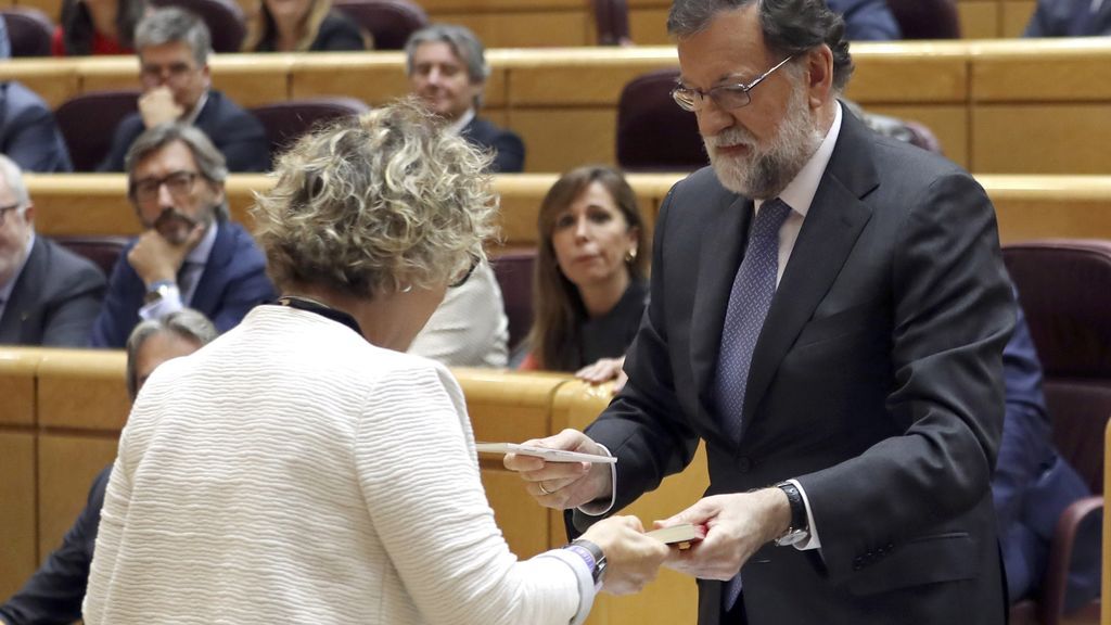 Rajoy responde con una Constitución al grito de "visca la República catalana" de ERC en el Senado