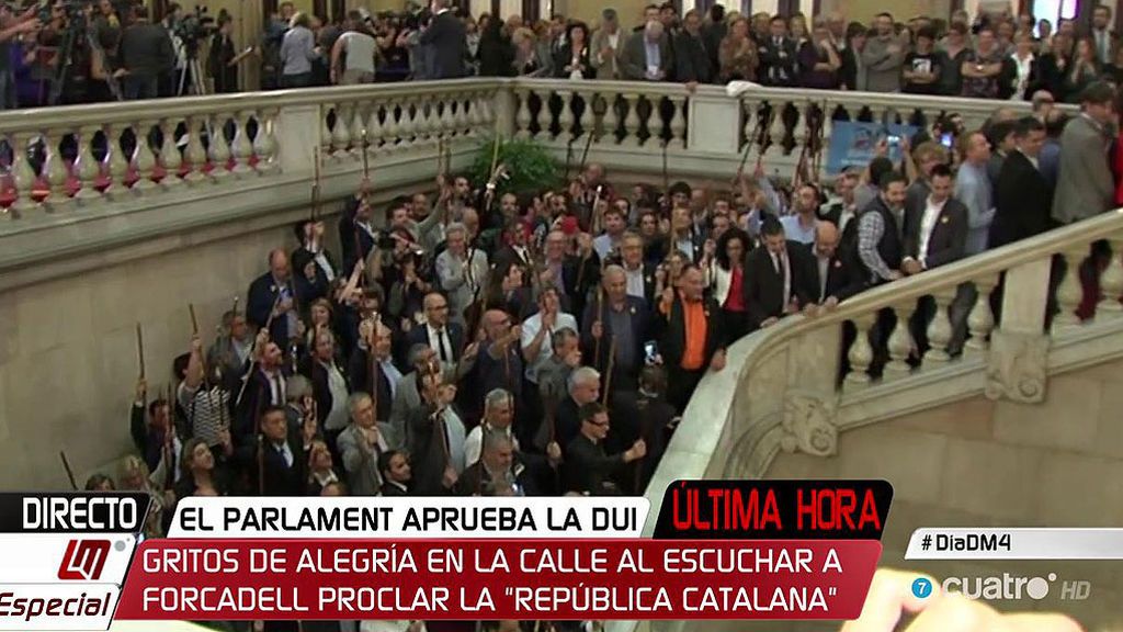 Alcaldes independentistas celebran en la escalinata del Parlament la aprobación de la DUI
