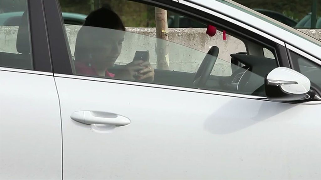 ¿Cuánto es la multa que te puede caer por beber, maquillarte o mirar el móvil en un semáforo?