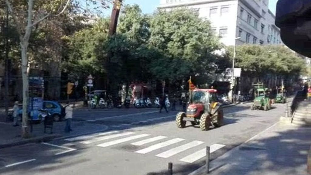 Tractores se unen a la movilización ante el Parlament catalán