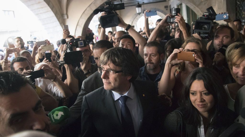 Puigdemont pasea por las calles de Girona aclamado por los vecinos