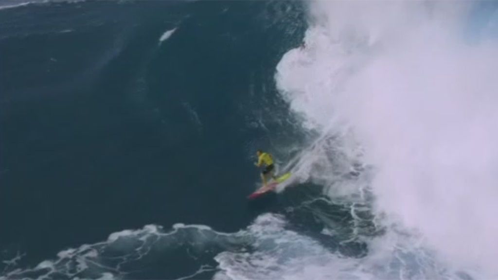 Los mejores surfistas del mundo desafían olas de más de 10 metros en Hawái