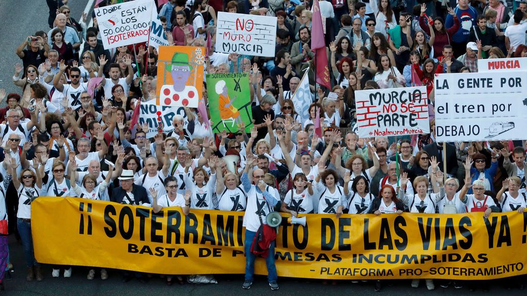 Miles de personas protestan en Madrid por el soterramiento del AVE