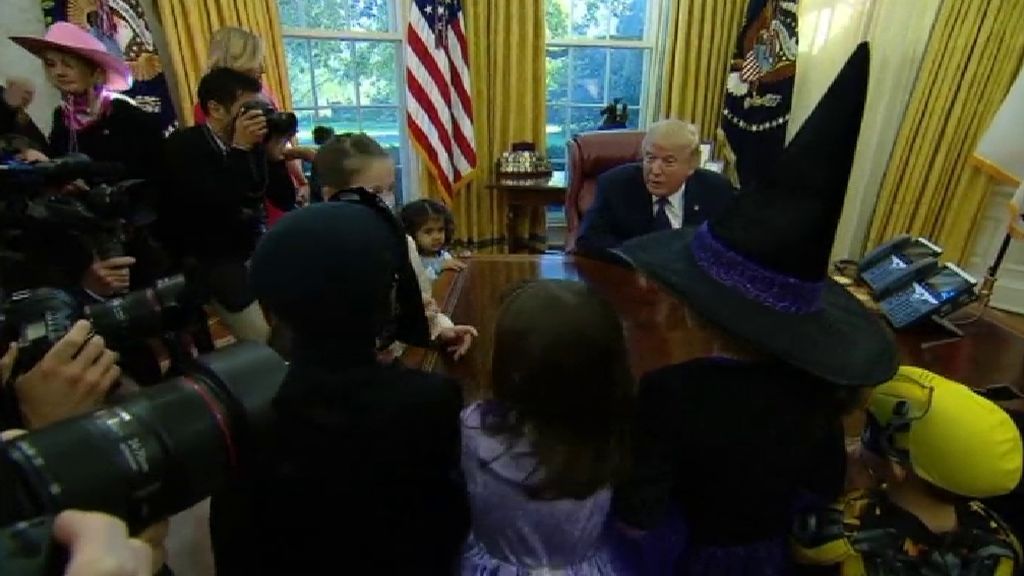 Trump reparte dulces a hijos de periodistas por Halloween