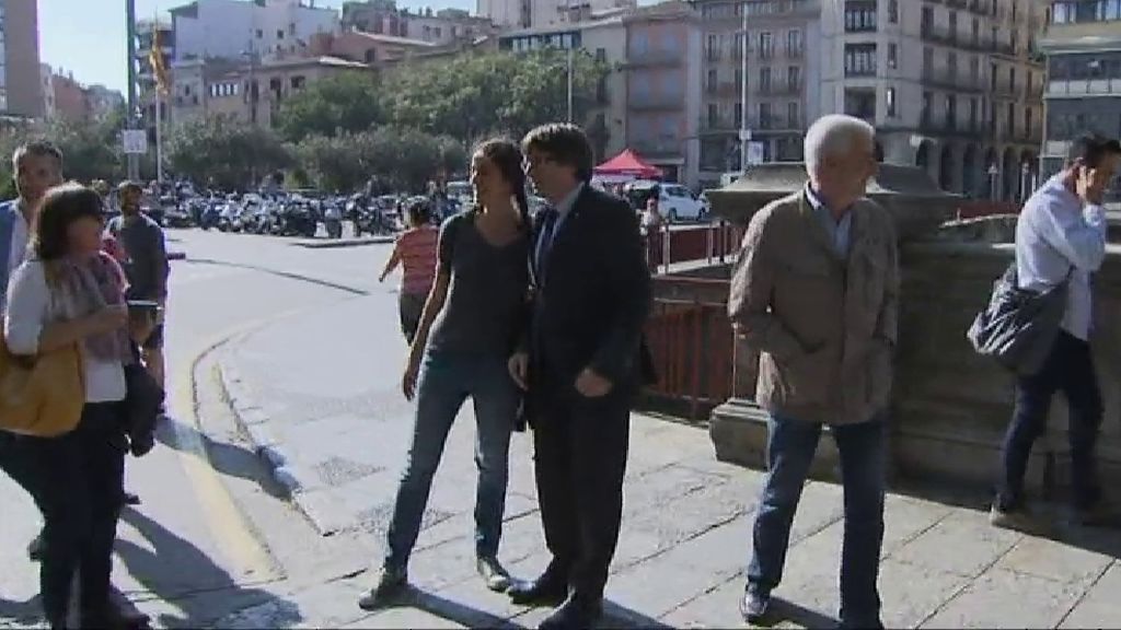 Puigdemont pasea como un héroe por las calles de Girona