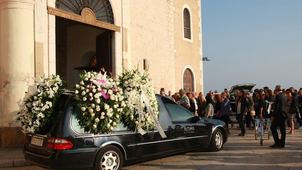 Familia y amigos se desplazaron al sepelio en la localidad costera catalana