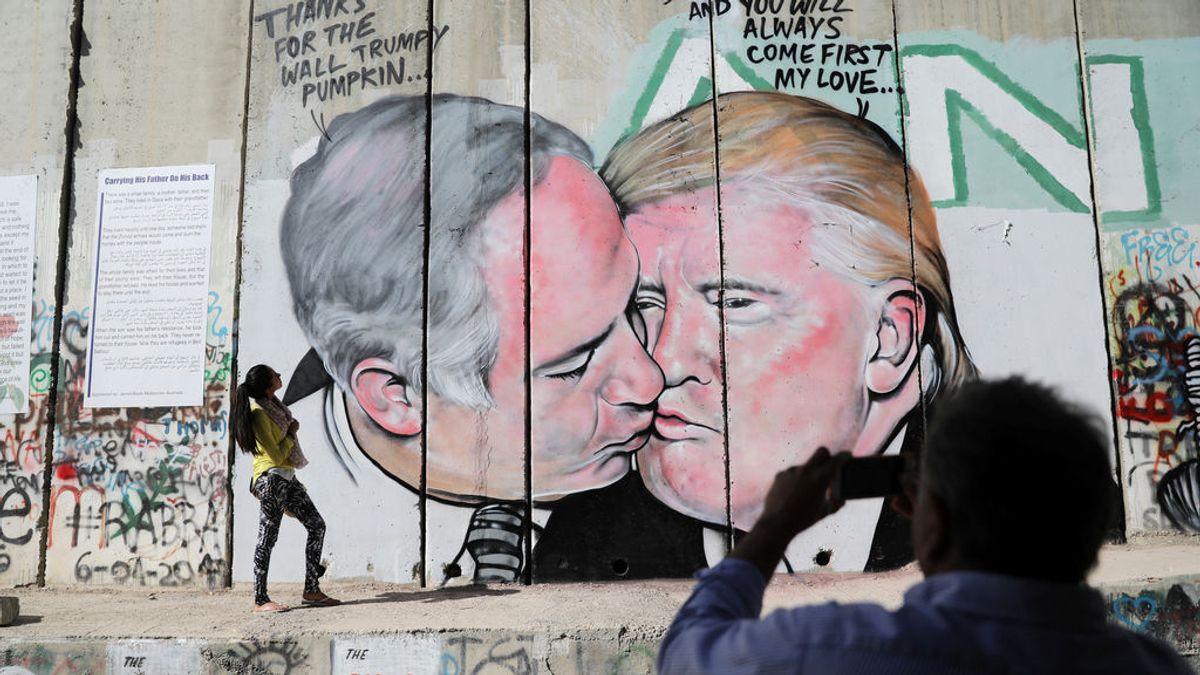Un grafitero pinta a Trump y Netanyahu besándose en el muro de Cisjordania