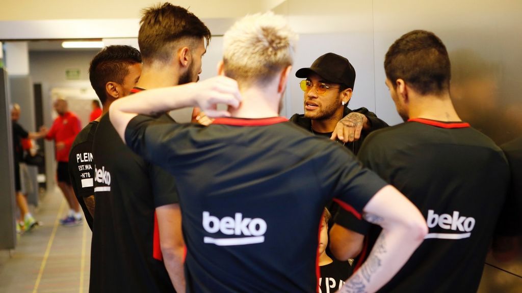 Neymar sorprende a sus excompañeros al ‘volver’ al Barcelona