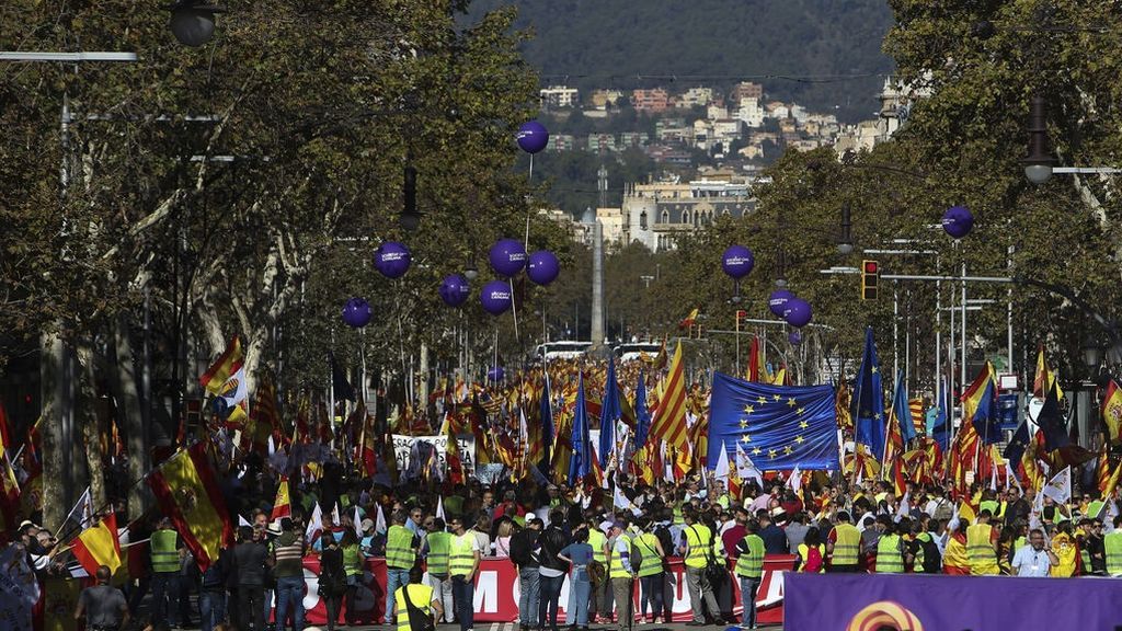 Las banderas de España inundan las calles de Barcelona