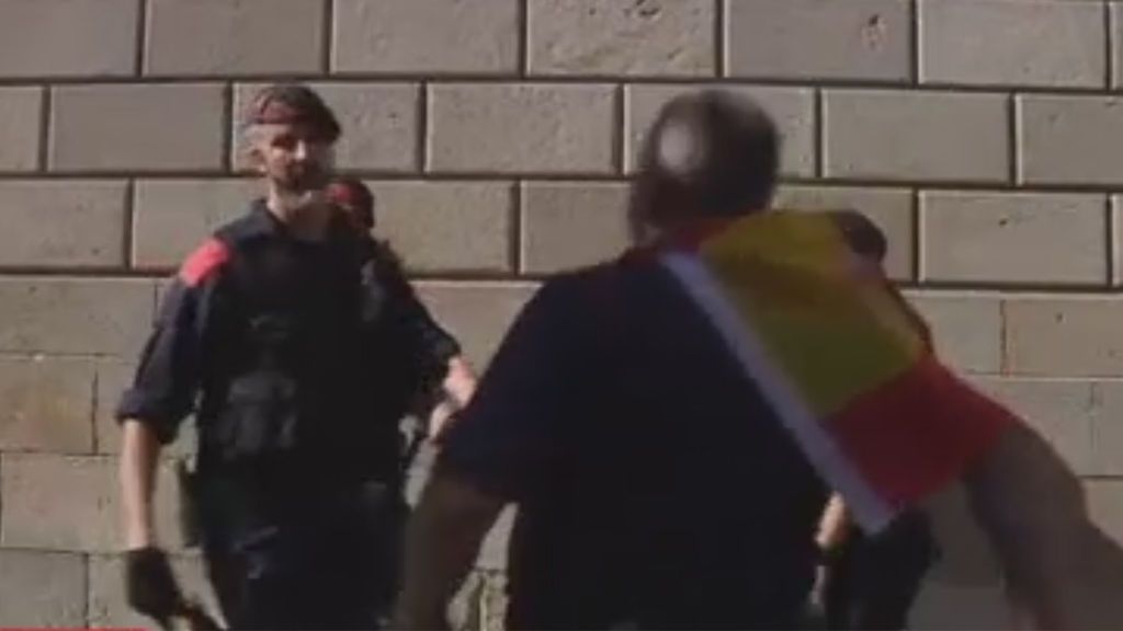 Un grupo de personas increpa a los Mossos frente al Palau