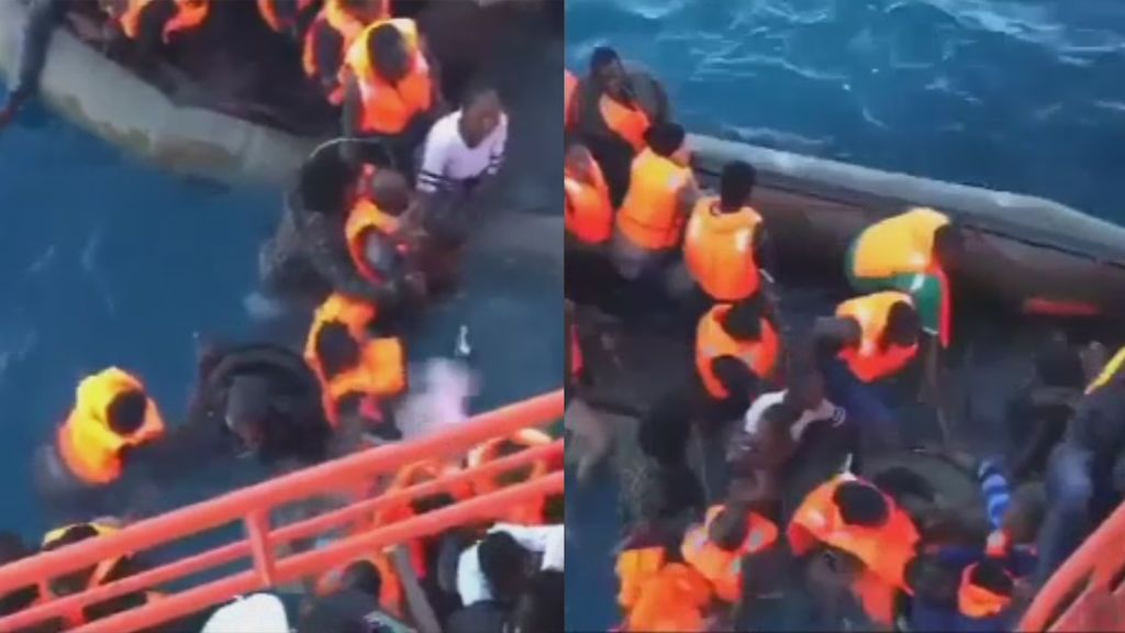 Espectacular rescate de una patera que se hundía en el mar de Alborán