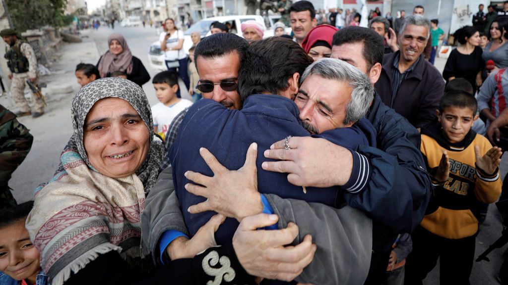 Emotiva bienvenida a 26 sirios que lograron escapar del Estado Islámico