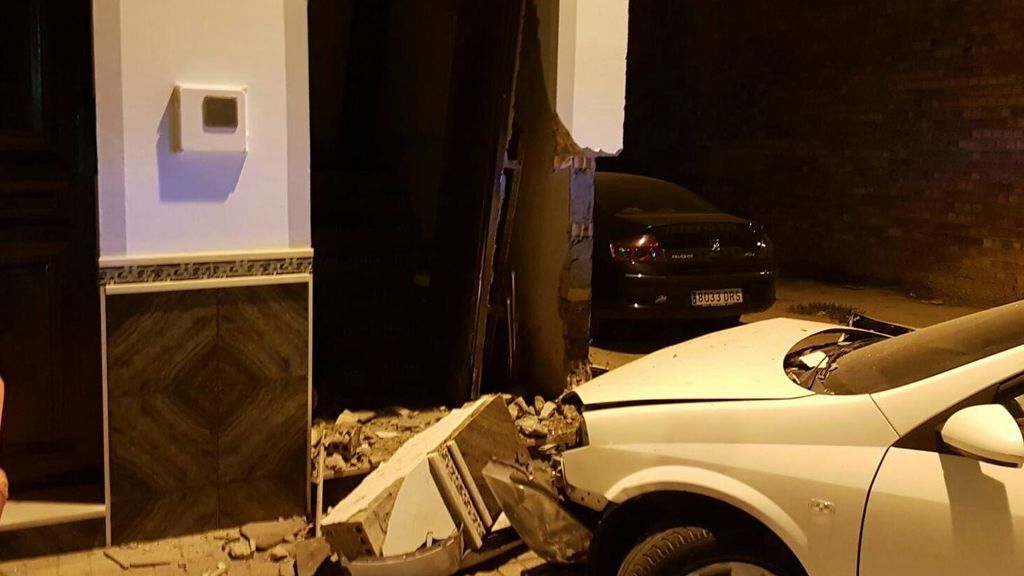 Un niño de 14 años estrella el coche de su padre contra una casa de El Viso (Sevilla)