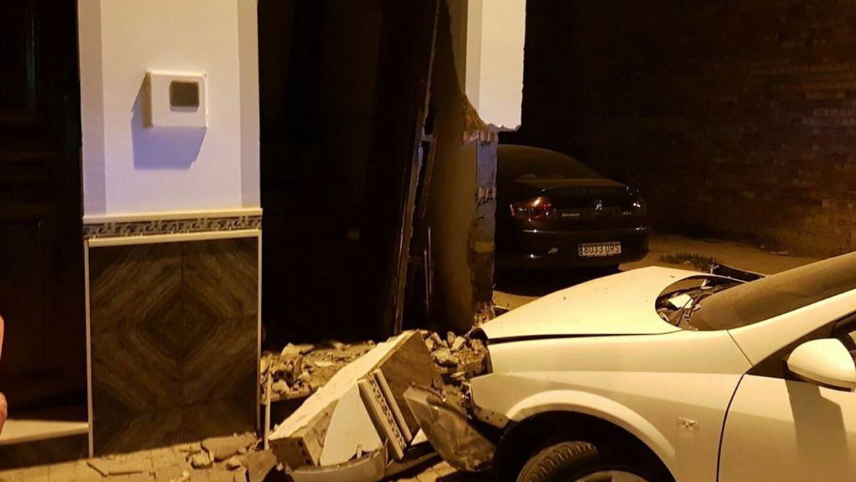 Un niño de 14 años estrella el coche de su padre contra una casa de El Viso (Sevilla)