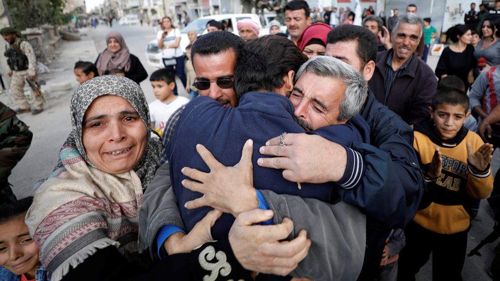 Emotiva bienvenida a 26 sirios que lograron escapar del Estado Islámico
