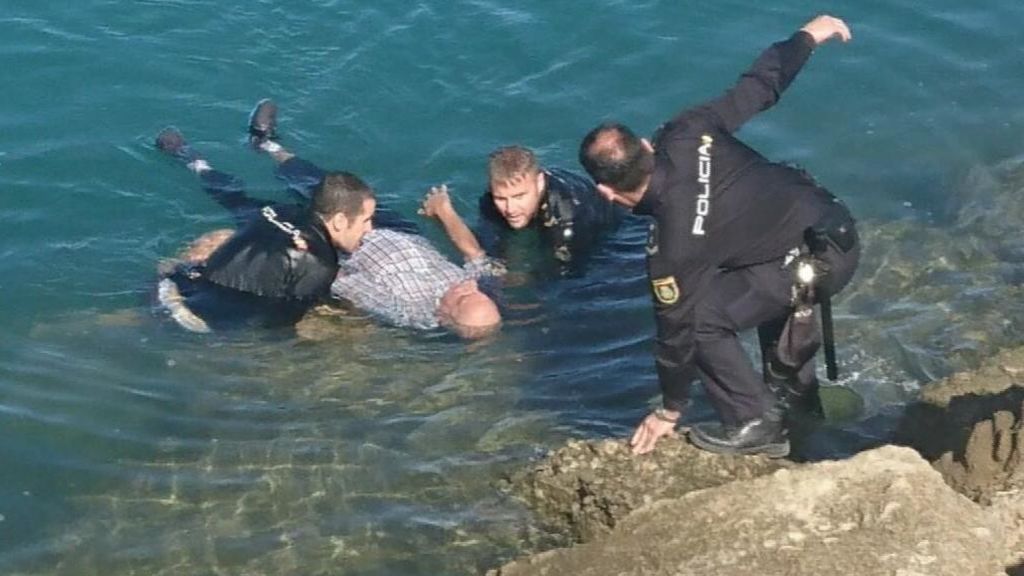 Un hombre de 84 años sobrevive dos horas flotando tras caer al mar