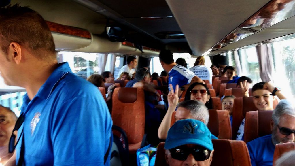 La afición del Badajoz pide perdón tras la persecución de ultras a la afición del San Fernando: "No todos somos así" La afición del Badajoz pide perdón tras la persecución de ultras a la afición del San Fernando: "No todos somos así"