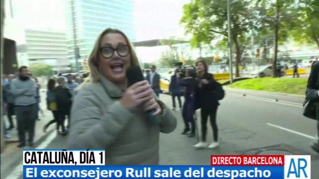 ¡Mayka Navarro sale corriendo tras el exconseller Rull y pierde a su cámara!