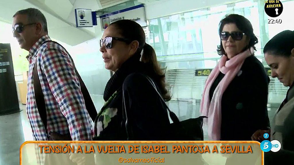Tensión a la llegada de Isabel Pantoja a Sevilla