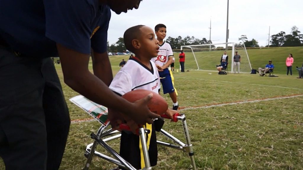 ¡Derribando barreras! Malachi Pettway, con siete años y parálisis cerebral, anota su primer ‘touchdown’