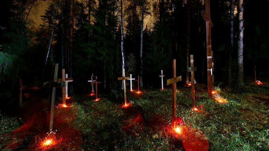 Cruces y velas en la ‘Noche de los poetas ejecutados’