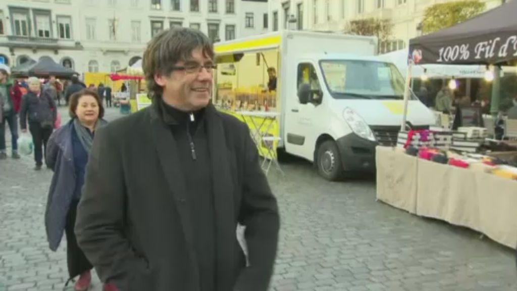 Españoles reconocen e increpan a Puigdemont en las calles de Bruselas