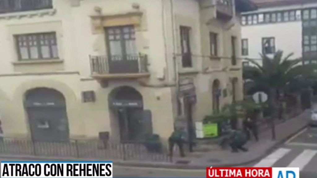 Las imágenes del tiroteo en el atraco a una sucursal de Cangas de Onís