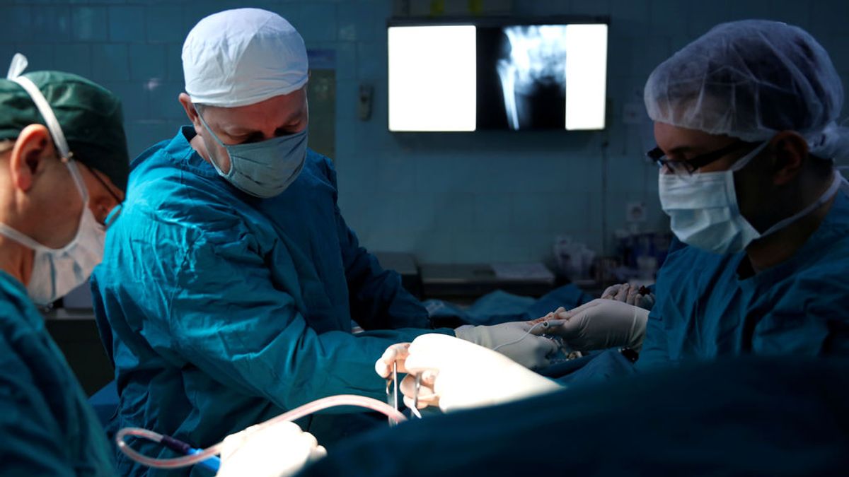 Cirujanos extraen 600 clavos metálicos del estómago de un hombre con ayuda de un imán