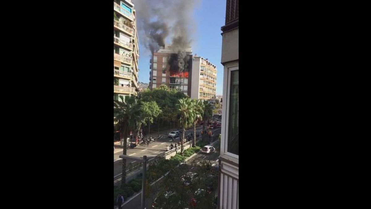 Un herido grave en un incendio en un bloque de viviendas en Barcelona