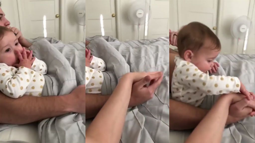 La reacción celosa de una bebé cuando sus padres se dan la mano