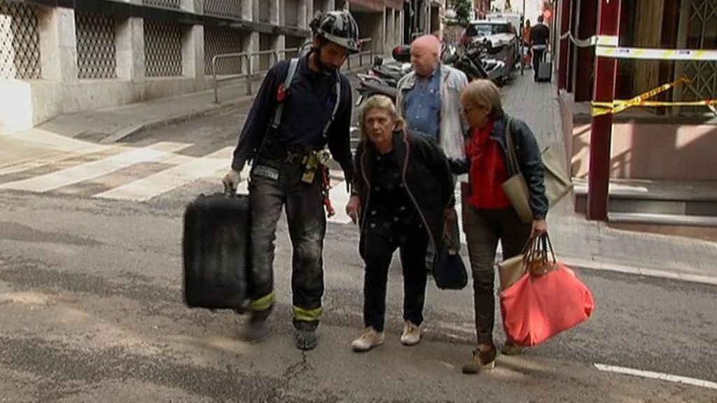 Los vecinos afectados por el incendio en un edificio de Barcelona recuperan sus enseres personales