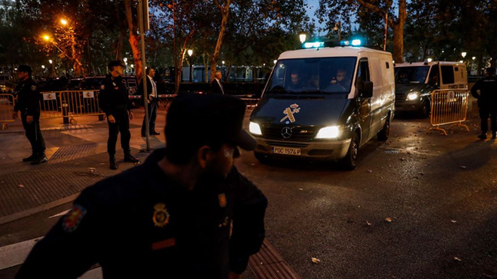 La Guardia Civil traslada a los ocho exconsellers a sus respectivas prisiones