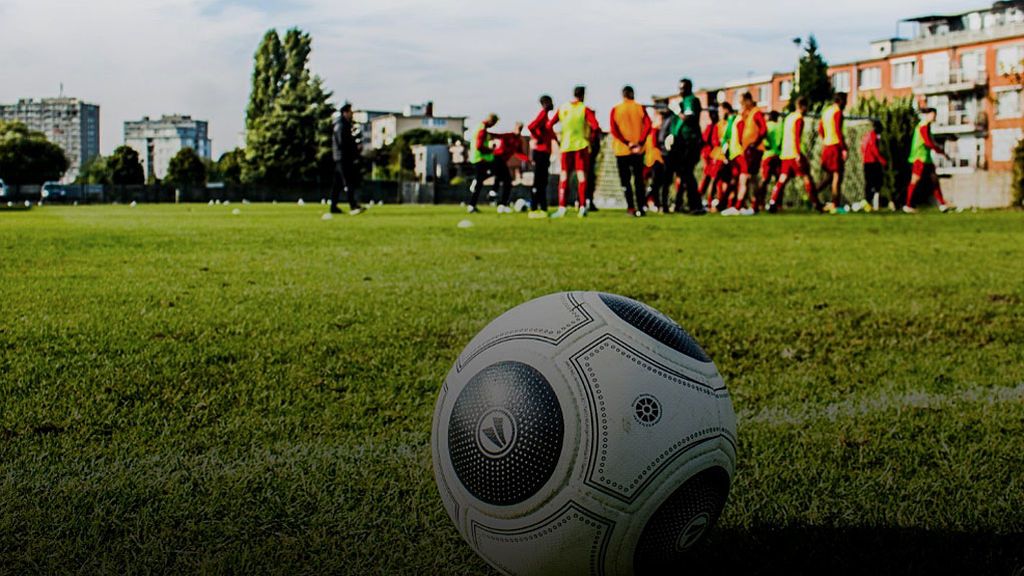 La muerte de Joel Lobanzo, jugador de 17 años, mientras se entrenaba conmociona al fútbol belga La muerte de Joel Lobanzo, jugador de 17 años, mientras se entrenaba conmociona al fútbol belga
