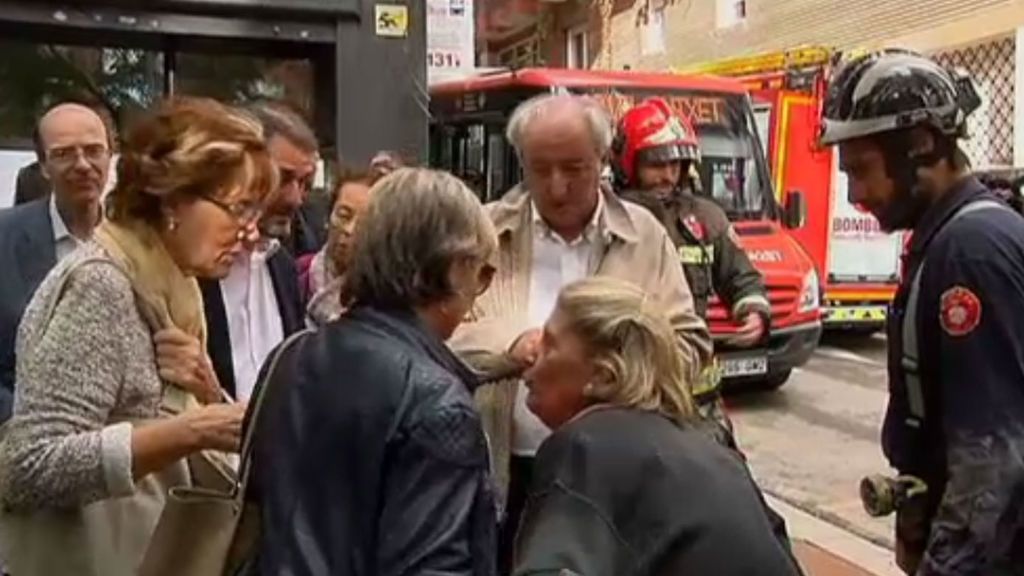 Los vecinos del edificio afectado por el incendio en Barcelona recogen sus pertenencias