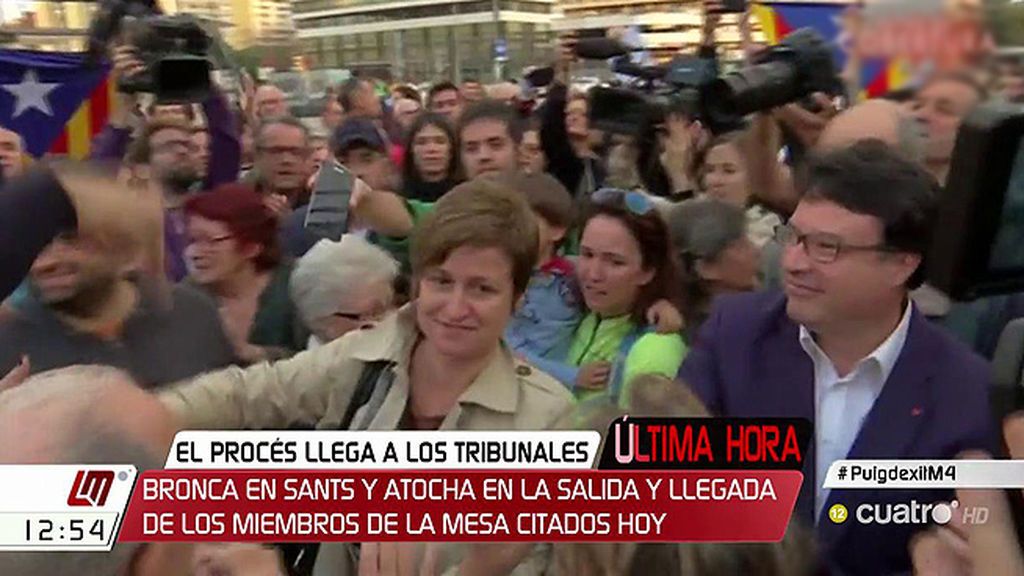 Tensión en Sants y Atocha en la salida y llegada de los miembros de la mesa del Parlament citados
