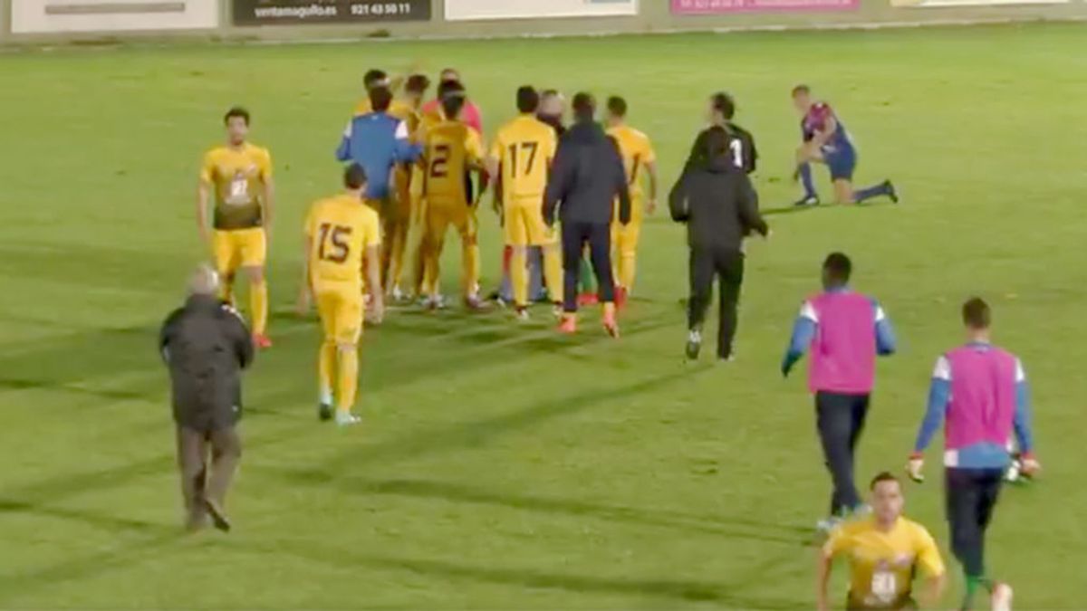 ¡Impensable! El árbitro la lía en el Gimnástica-Ponferradina pitando el final en un mano a mano ¡Impensable! El árbitro la lía en el Gimnástica-Ponferradina pitando el final en un mano a mano